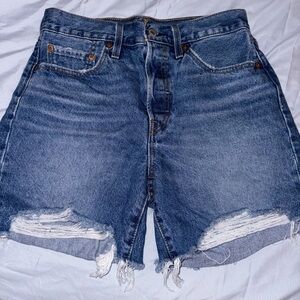 Size 27 Women’s Levi’s Jorts distressed